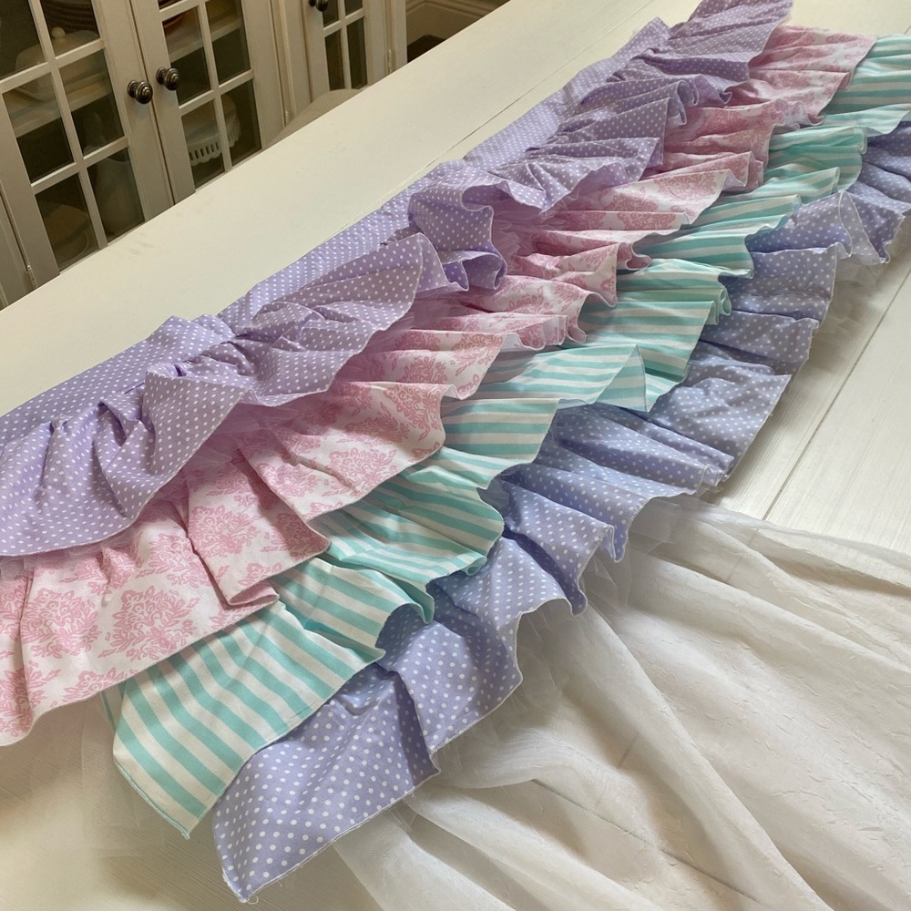 Ruffled curtain valance w/ matching curtain panels